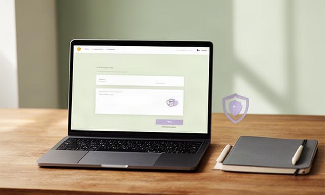 Laptop met beveiligd bestelformulier en notitieboek op een houten bureau in een rustige werkomgeving